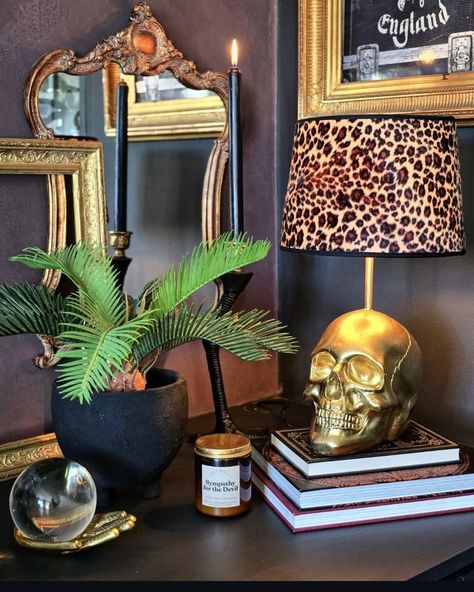 Rocknboh.se ROCK'N'BOH LIFESTYLE 🖤💀 Glam Rock Interior Design, Rock N Roll Aesthetic Decor, Rock N Roll Aesthetic Bedroom, Gothic Circus, Rock And Roll Room, Rock And Roll Aesthetic, Moody Rooms, Black And Gold Living Room, Gold Living