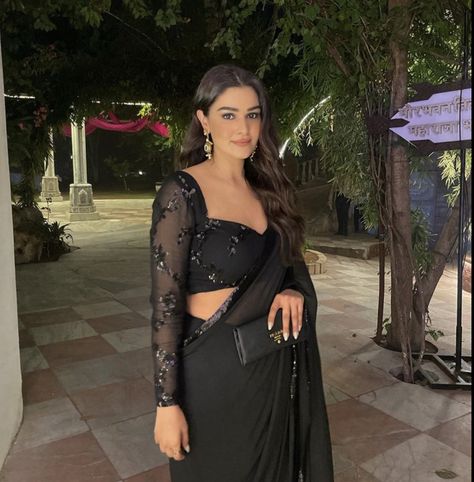 Black Saare Blouse Design, Fancy Full Sleeve Blouse Designs, Jewelry With V Neck Dress Neckline, Blouse Design For Girls Saree, Styling Black Saree, Black Saree Poses Photoshoot Ideas, Black Blouses For Saree, Saree Blouse Full Sleeve Designs, Party Saree Blouse Designs