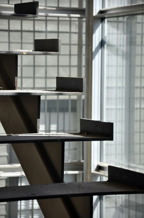 modern steel stairs - closeup look at tread base Steel Stairs Design, Stairs Interior, Metal Stair Railing, Steel Stairs, Metal Stairs, Stone Stairs, Stairs Architecture, Concrete Stairs, Floating Stairs