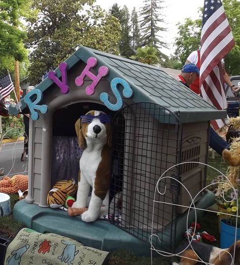 Part of the Rogue Valley Humane Society float in the Boatnik Parade Dog Parade Float Ideas, Christmas Floats, Parade Float Ideas, Animal Rescue Ideas, Parade Float Decorations, Christmas Parade Floats, Dog Parade, Parade Ideas, Floating Decorations