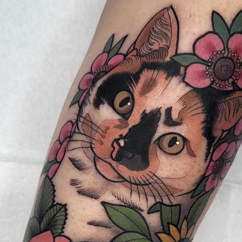 Alice Burke on Instagram: "Patch the beautiful calico cat surrounded by all the flowers of all the countries she's lived in! HUGE thank you to the sweetest Natelle @natelledrawsstuff for travelling to have her baby immortalised. Natelle is an incredible illustrator, I encourage everyone to go and have a look at her work, give her a follow and say lovely things in her comments. ❤️ Done @highwater_gallery Spnsd by @butterluxe_uk Using @ghostcartridges @starrtattoosupplies" Tattoo Gato, Cat Portrait Tattoos, Black Cat Tattoos, Cat Tattoo Designs, Gothic Tattoo, Memorial Tattoo, Dragonfly Tattoo, Traditional Tattoo Flash, American Traditional Tattoo