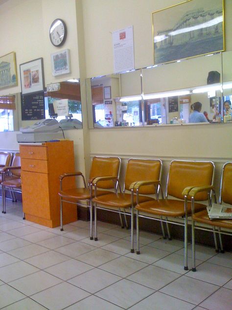 old school barber shop Mid Century Barbershop, Retro Barber Shop, 1950s Barber Shop, Old School Barbershop, Barber Suite, Old School Barber Shop, Barber Shop Vintage, 50s Decor, Barbershop Design