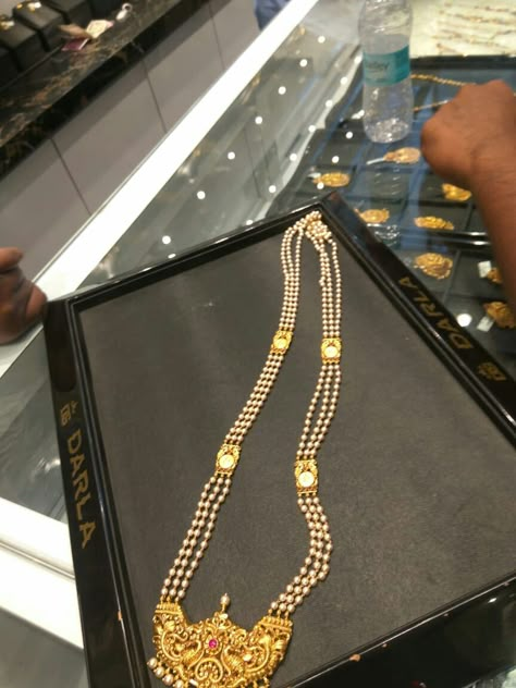 Pearl Haaram Designs, Pearls Long Chain Designs, Pearl Haram Designs Gold, Latest Long Chain Designs In Gold, Pearl Long Chain Gold Designs, Muttina Sara Gold Design, Pearl Long Chain Indian Gold, Temple Style Pearl Chain Necklace For Puja, Pearl Long Chain Indian