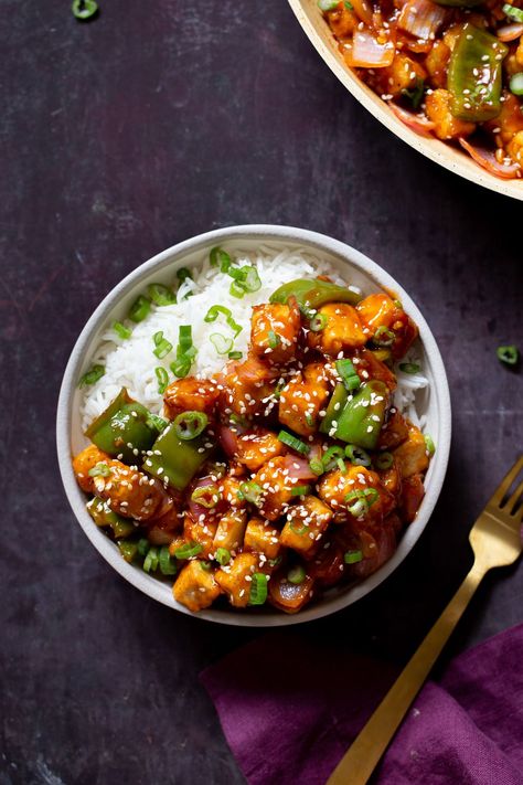 Spicy honey chilli tofu features crispy pieces of tofu in a sticky, vegan honey sauce. It’s a one-pan dish that’s delicious served over rice or noodles. Chilli Tofu, Tofu Crispy, Chili Tofu, Vegan Honey, Soy Sauce Alternative, Vegan Richa, Tofu Dishes, Vegan Entree, Honey Sauce