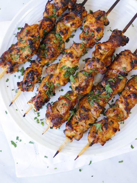 An easy Chicken Kebab recipe, with a tasty marinade. These skewers are moist, and flavoursome, perfect every time. Your new go to quick dinner recipe! Chicken Kebabs In Oven, Greek Takeaway, Easy Chicken Kebab Recipe, Kebabs Skewers, Braised Chicken Breast, Chicken Kebab Recipe, Menu Sarapan Sehat, Chicken Kebab, Kebab Recipe