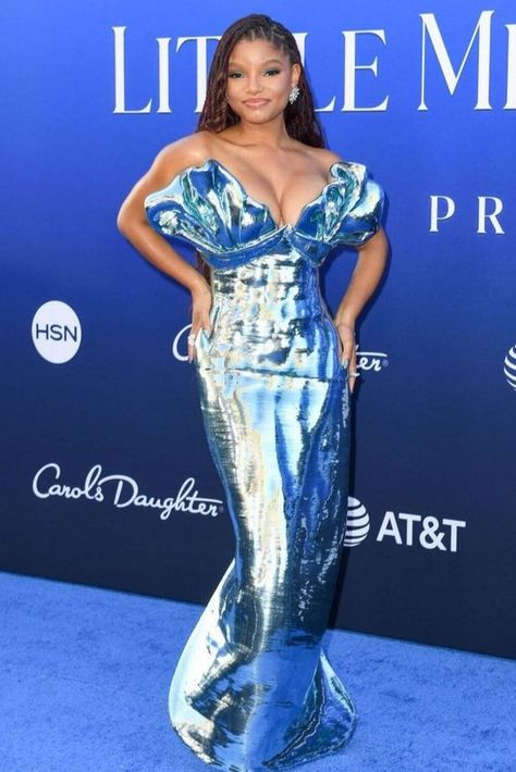 Halle Bailey is the latest Little Mermaid in the new film adaptation, and the 23 year old actor just headed to the cinema in disguise to check out the movie herself Halle Bailey Little Mermaid, Carols Daughter Products, Chloe X Halle, Halle Bailey, Fishtail Dress, Blue Gown, Weekly Outfits, Celebrity Red Carpet, Movie Premiere