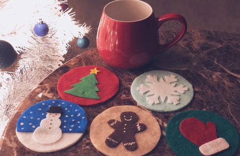 Felt Christmas Coasters Free Pattern, Felt Christmas Coasters, Felt Mug Rugs, Felt Coasters Diy, Diy Christmas Coasters, Coasters Diy, Holiday Coasters, Crafty Mom, Felt Coasters