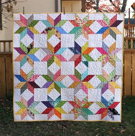 scrappy HSTs - looks fancy, but simple to do Memorial Quilt, Hst Quilt, Half Square Triangle Quilts Pattern, Colchas Quilting, Triangle Quilt Pattern, Quilt Modernen, Half Square Triangle Quilts, Scrap Quilt, Flower Quilt