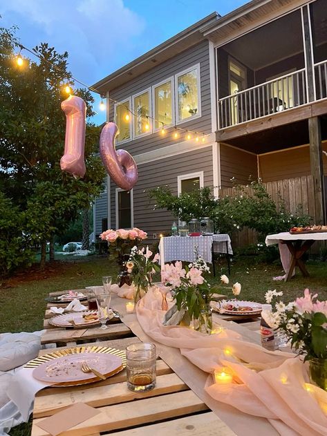 Pink Outdoor Dinner Party, Outside Garden Party Decorations, Birthday Dinner Outside Party Ideas, Botanical Garden Sweet 16, Cute Outdoor Dinner Party, Garden Brunch Birthday Party, Birthday Dinner Party Outside, Garden Party Sweet 16 Theme, Garden Picnic Birthday Party