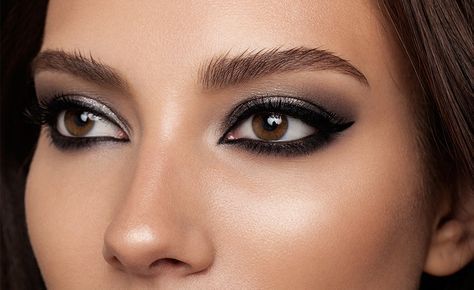 Learn how to create Charlotte Tilbury’s ultra-cool Rock Chick look: sultry, smoky eyes and nude lips à la Debbie Harry and Kate Moss. Biker Chick Makeup, 80s Rock Makeup, Rocker Chic Makeup, Rock And Roll Makeup, Rock Chick Hair, Rock Concert Makeup, Rocker Makeup, Charlotte Tilbury Looks, Glam Rock Makeup