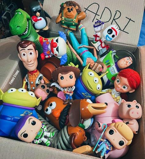 Toy Collection Room, Toy Story Dolls, Ben 10 Action Figures, Monster Co, Disney Room Decor, Alex Toys, Baby Play Activities, Retro Disney, Free Vintage Printables