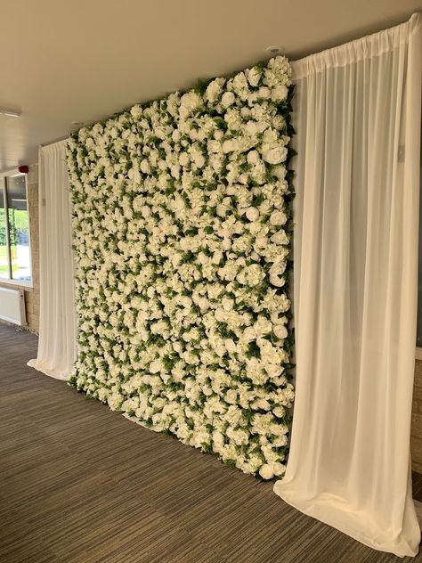 Covering Walls For Wedding, Grass Wall Backdrop With Flowers And Lights, Wedding Partition Wall, Diy Photobooth Wall, Flower Wall Curtain, Green Quince Backdrop, Flower Wall Ceremony Backdrop, Flower Background Decorations, Flower Wall Quinceanera