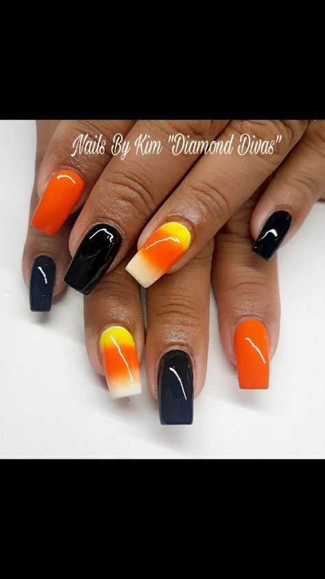 Simple Halloween Toe Nails, Halloween Nail Art Designs Easy, Simple Halloween Nail Ideas, Simple Witchy Nails, Black And Orange Nail Designs, Fall Beach Nails, Witchy Nail Designs, Painted Nail Designs, Seahawks Nails