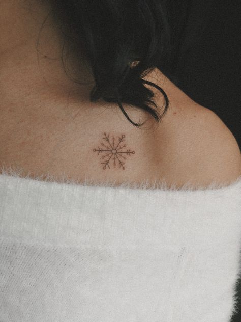 Snowflake Tattoo Fineline, Snowflake Collarbone Tattoo, Snowflake Tattoo Meaning, Snowflake Knee Tattoo, Fineline Snowflake Tattoo, Snow Flake Tattoo Woman, Fine Line Snowflake Tattoo, White Snowflake Tattoo, Snow Tattoo Ideas