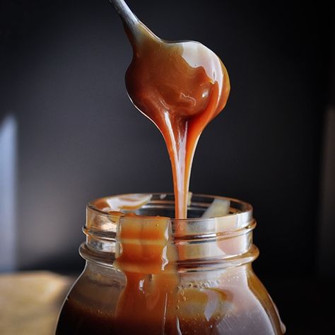 How to make salted caramel sauce that's luxuriously rich, smooth and the perfect balance between sweet caramel, salt and vanilla.  #caramelsauce #saltedcaramel #dessertsauce #caramelrecipe #icecreamsauce | ofbatteranddough.com Ice Cream Custard, Whisky Sauce, Easy Salted Caramel, Custard Pies, Salted Caramel Sauce Recipe, Cakes Ice Cream, Ice Cream Sauce, Caramel Sauce Recipe, Homemade Salted Caramel