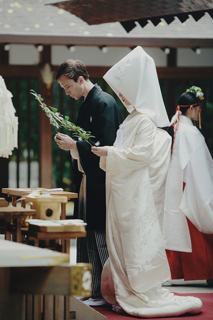 Wedding In Japan, Japanese Wedding Dress Modern, Japan Wedding Dress, Modern Japanese Wedding, Wedding Japanese, Traditional Japanese Wedding, Japanese Wedding Dress, Japanese Wedding Kimono, Scarlet Color