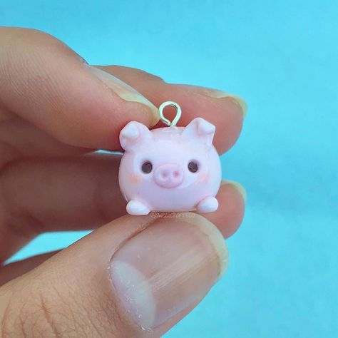 sweet charms co on Instagram: “Hi guys! Here’s a little pig charm 🐷 Inspired by @motitata_ ❤️ ~~~ #polymerclay #polymerclaycharms #polymerclayanimals #claycharms…” Porcelanicron Ideas, Cute Polymer Clay Animals, Clay Charms Sanrio, Clay Charm Ideas, Cute Clay Charms, Pig Clay, Pig Clay Art, Kawaii Charms, Cute Polymer Clay Charms Kawaii