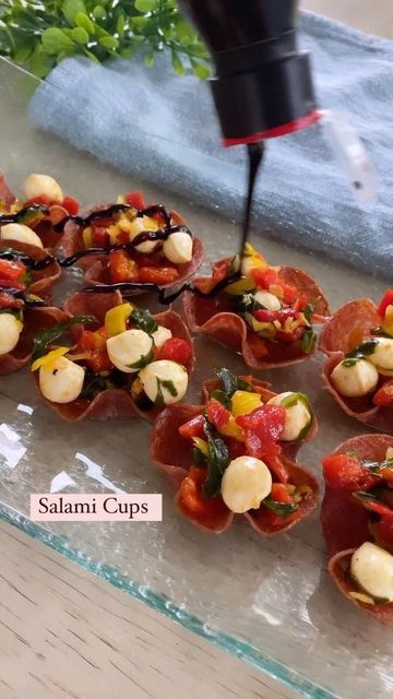 Crispy Salami Cups, Baked Salami Cups, Mozzarella Pearls Appetizers, Salami Cups, Salami Appetizer, Salami Recipes, Cheese Cupcake, Mozzarella Pearls, Muffin Cupcake