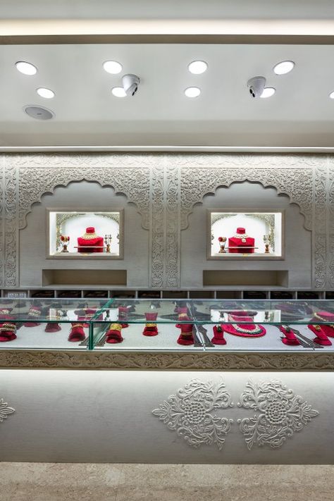 Jewellery Shop Design Indian, Jewellery Shop Design Store Interiors, Small Jewelry Shop Interior Design, Jewellery Store Interior, Jewelry Shop Interior Design, Jewellery Showroom Interior Design, Jewellery Shop Display, Jewelry Shop Design, Display For Jewelry