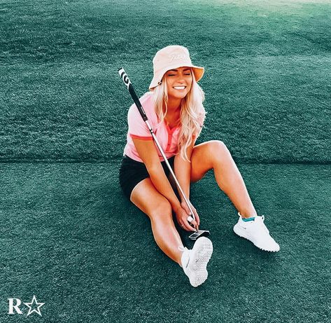 Cute Golf Poses, Golf Instagram Pictures, Golf Poses Photo Ideas, Golf Photoshoot Photo Ideas, Golf Outfits Women Summer, Trendy Golf Outfits Women, Golf Senior Pictures, Golf Poses, Golf Girlfriend