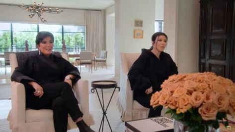 Kris Jenner Kitchen, 10 Person Dining Table, Kris Jenner House, Backyard With Pool, La Kitchen, Bbq Station, Mansion Living Room, Clements Design, La House