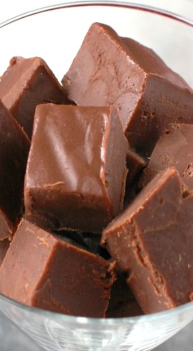 Mint Chocolate Fudge Recipe, Velveeta Fudge, Microwave Chocolate Fudge, Making Fudge, Easy Microwave Fudge, Easy Chocolate Fudge, Homemade Fudge Recipes, Microwave Fudge, Chocolate Peanut Butter Fudge