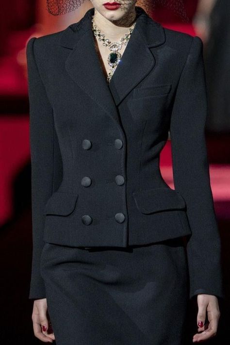 Blazer Outfits Classy, Dior Bar, Bar Jacket, Classy Work Outfits, Tailored Blazer, Work Attire, Luxury Beauty, Milan Fashion, Coco Chanel