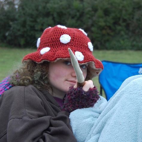 Bucket Hat Mushrooms, Mushroom Crochet Bucket Hat, Crochet Hat Aesthetic, Mushroom Hat Diy, Crochet Mushroom Bucket Hat, Mushroom Hat Crochet, Goblincore Crochet, Crochet Mushroom Hat, Crochet Mushroom