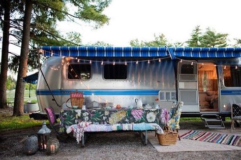 If you’re an Airstream travel trailer lover like I am, I think you’ll really enjoy this renovation. It’s a story about a family of four who partnered with Anthropologie to transfo… Trailers Vintage, Camping Vintage, Camper Awnings, Airstream Renovation, Kombi Home, Vintage Rv, Vintage Campers Trailers, Vintage Caravan, Vintage Caravans