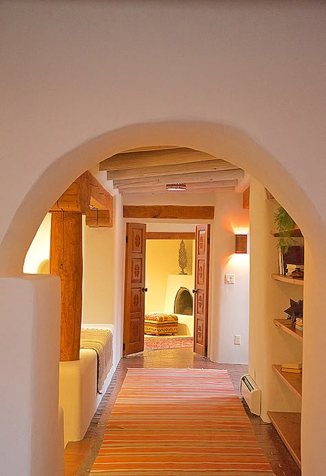 Adobe House Interior Design, Santa Fe Style Homes Interiors, 1970s House Exterior, Adobe House Interior, New Mexico Interior Design, New Mexico Style Home, Sims House Build, Mexico Interior Design, Adobe Brick