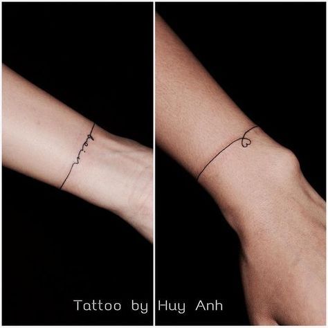 Diese feinen Tattoos sind der neueste Trend und der perfekte Begleiter für den Sommer. Die süßen Bracelet-Tattoos schmücken dein Handgelenk und sind auch super schön mit vielen verschieden Schmuck-Armreifen zu kombinieren. Wer es etwas persönlicher mag, kann die Bracelet-Tattoos durch tätowierte Anhänger personalisieren, so trägst du deinen Liebsten immer bei dir. Star Tattoo On Wrist, Tattoo Fairy, Armband Tattoos For Men, Bracelet Tattoos, Tattoo Band, Armband Tattoos, Tato Henna, Tattoo Trend, Tattoo Aesthetic