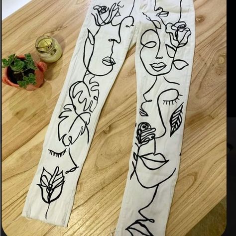 jwb16 Painting On White Pants, Painted White Jeans Diy, Ideas Para Pintar Pantalones, Diy Pants Paint, Painted White Jeans, Painted Denim Jeans, Custom Jeans Diy, Denim Diy Clothes, Painted Clothes Diy