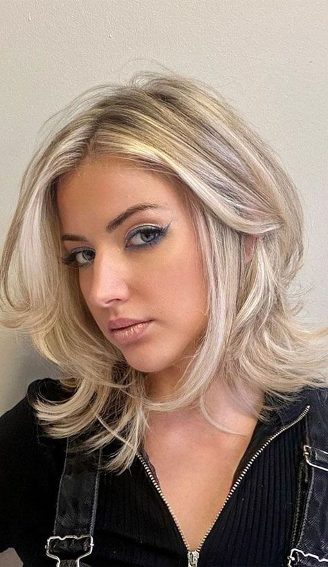 Discover Trendy Medium Haircuts 2024 - 15 Stylish Ideas for Medium-Length Hairstyles Blonde 2022, Rachel Haircut, Medium Length Blonde Hair, Shoulder Length Blonde, Blonde Layered Hair, Medium Length Blonde, Medium Blonde Hair, Blonde Haircuts, Haircuts For Medium Hair