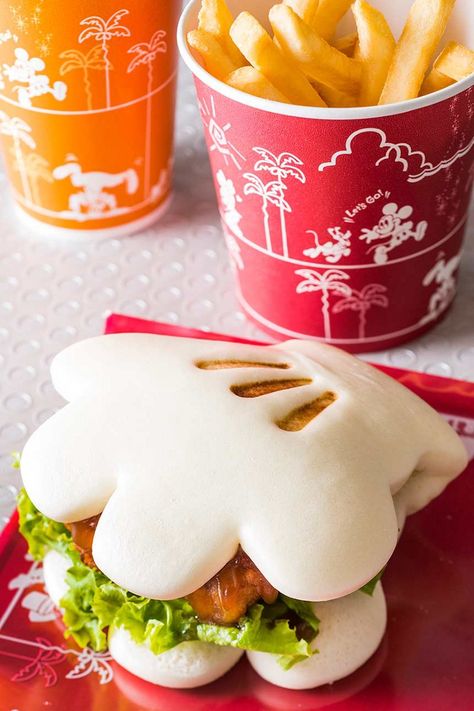 10 Must-Try Food at Tokyo Disneyland – Japan Travel Guide -JW Web Magazine Best Disneyland Food, Disneyland Snacks, Kue Macaroon, Disney Tokyo, Disney Desserts, Disneyland Food, Frozen Margaritas, Disney Treats, Disney World Food