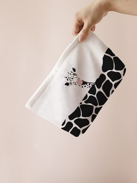 Multicolor  Collar  Polyester  Zippered Pouch Embellished   Beauty Tools Canvas Pouch Painting Ideas, Pouch Painting Ideas, Pouch Painting, Diy Bag Painting, Hand Painted Bags, Pencil Case Pattern, Giraffe Crafts, Canvas Bag Diy, Canvas Bag Design