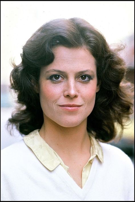 Androgyny Fashion, 80s Guys, Conquest Of Paradise, Chic Short Haircuts, Pleasing People, Feminist Icons, Sigourney Weaver, Foto Art, Celebrity Beauty