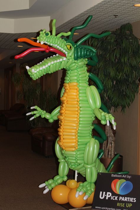 Dragon Balloon Pillar Balloon Dragon, Balloon Pillars, Balloons Galore, Balloon Hat, Diy Balloon Decorations, Dragon Party, Big Balloons, Balloon Sculptures, Balloon Centerpieces