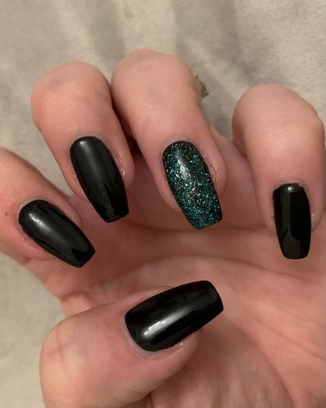 Black And Forest Green Nails, Black Nails With Green Accent, Dark Green Sparkle Nails, Black And Green Prom Nails, Black And Dark Green Nails, Dark Green And Black Nails, Emerald Green And Black Nails, Green And Black Nails, Cute Black Nails