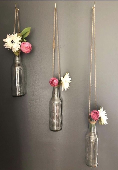 Old Glass Bottles Ideas Decor, Old Bottles Diy, Bottle Hanging Ideas, Plastic Bottle Wall Decor, Bottle Hanging Decor, Glass Bottle Hanging Ideas, Vintage Glass Bottle Decor Ideas, Hanging Bottles Decoration, Glass Bottle Room Decor