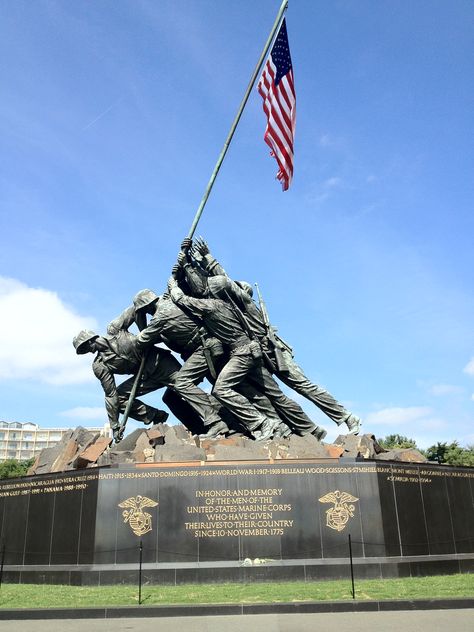 The Marine Corps War Memorial (also called the Iwo Jima Memorial) is a military memorial statue outside the walls of the Arlington National Cemetery and next to the Netherlands Carillon, in Arlington, Virginia, in the United States. The memorial is dedicated to all personnel of the United States Marine Corps who have died in the defense of their country since 1775. America Core, Marine Pictures, Iwo Jima Memorial, Pictures Of Flags, American Flag Pictures, America Flag Wallpaper, Fireworks Pictures, Patriotic Pictures, American Flag Wallpaper