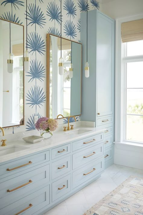 Charleston Interior Design, Coastal Bathroom Design, Chic Beach House, Beach House Bathroom, Coastal Bathroom, Beach Bathroom, Powder Room Design, Outdoor Entertaining Spaces, Coastal Bathrooms