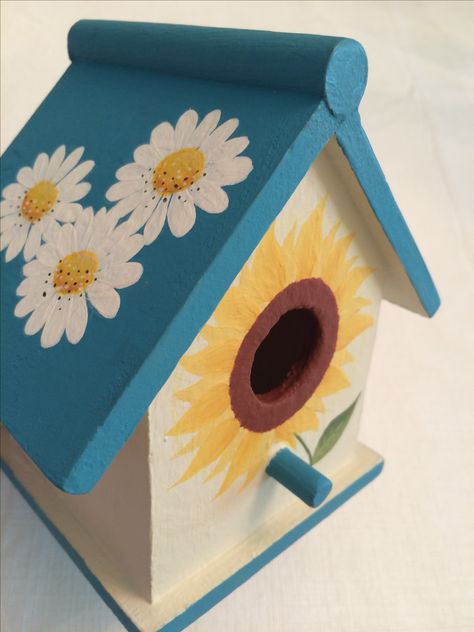 Easy Painted Birdhouses, Cute Bird Houses Paint, Bird Box Painting Ideas, Painting Ideas For Birdhouses, Painted Birdhouses Ideas Simple, Sunflower Birdhouse Painting Ideas, Birdhouse Ideas Painted, Hand Painted Birdhouses Easy, Wooden Bird House Painting Ideas