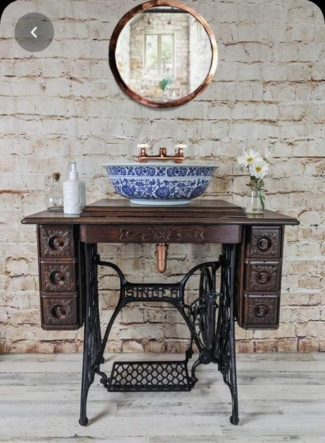 Old Singer Sewing Machine Ideas, Singer Sewing Machine Ideas, Sewing Machine Repurposed, Singer Sewing Machine Repurposed, Antique Sewing Machine Table, Old Singer Sewing Machine, Sewing Machine Ideas, Old Sewing Machine Table, Sewing Table Repurpose