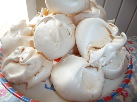 I'm a huge fan of meringues. This is a fabulous recipe that creates billowy, chewy, moreish meringues (and I know they're moreish as I'm having to restrain myself from having another). I've just served mine with some whipped cream and icing sugar with a dash of vanilla plus some fruit.  INGREDIENTS Best Meringue Recipe, Meringue Recipe, Pavlova Recipe, Easy Chocolate Cake, Small Cake, Easy Chocolate, Pavlova, Tea Recipes, High Tea