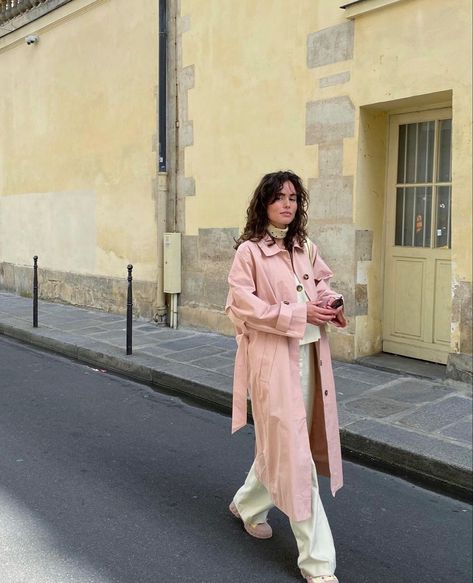 Modest Outfits Aesthetic, Pastel Pink Outfit, Trench Coat Street Style, Pink Outfits Aesthetic, Raincoat Outfit, Pink Trench Coat, Trench Coat Outfit, Instagram Paris, Trench Coat Style