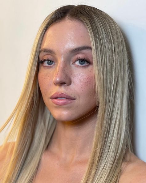 Fresh skin & faux freckles for the win 🤌🏼 my fave kinda glam. #BTS w/ @sydney_sweeney for @glamouruk @glencocoforhair @melissa.hernandez @… | Instagram Sydney Sweeney 2023, Bts W, Blonde Celebrities, Female Celebrity Crush, Faux Freckles, Sydney Sweeney, Fresh Skin, Dewy Skin, Beauty Face