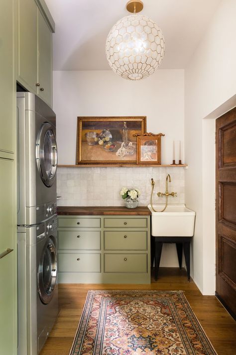 eclectic interior design with vintage twist Eccentric Farmhouse Decor, Laundry Room With Ironing Board, Mudroom With Laundry, Color Laundry Room, Cottagecore Laundry Room, Laundry Pantry, Green Laundry, Vintage Laundry Room, Laundry Room Inspiration