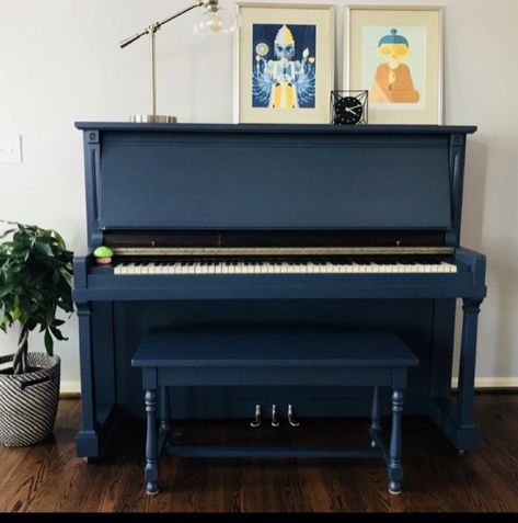 How I did NOT paint my piano! – Trashy Craft Painting Piano Ideas, Style A Piano, Piano Painting Ideas, Piano Remodel, Chalk Paint Piano, Refurbished Piano, Upcycling Trash, Piano Colors, Piano Refinishing