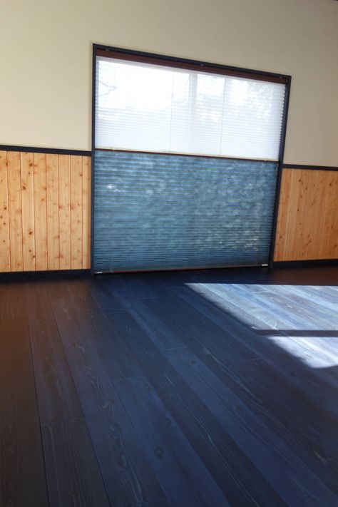 indigo, aizome, interior design Japanese Home Interior, Investment House, Diy Wood Stain, Indigo Dyeing, Geometric Living Room, Painted Wood Floors, Blue Bedroom Decor, Painted Floor, Blue Floor