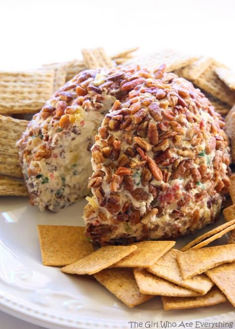 Hawaiian Cheese Ball Recipe, Cream Cheese Ball, Homemade Ham, The Girl Who Ate Everything, Cheese Ball Recipe, Fingerfood Party, Ball Recipes, Cheese Ball Recipes, Mozzarella Sticks